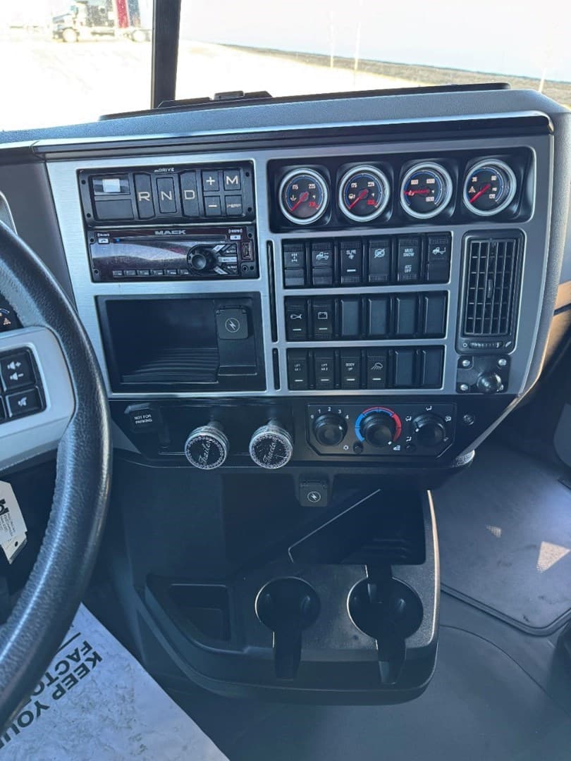 2020 Mack Anthem in Ankeny, IA — photo 16